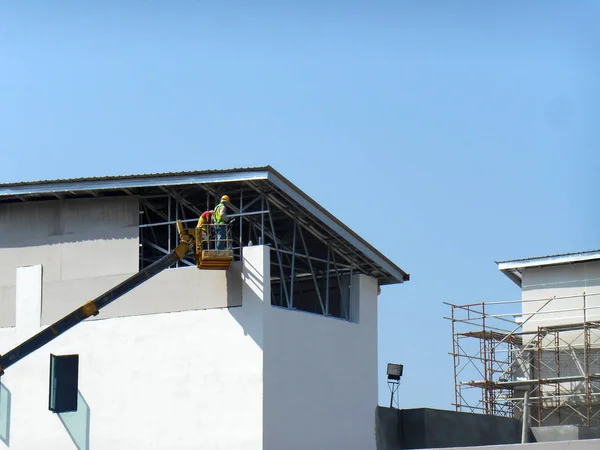 Kuala Lumpur Malasia Junio 2017 Trabajadores Construcción Pie Cubo Grúa — Foto de Stock