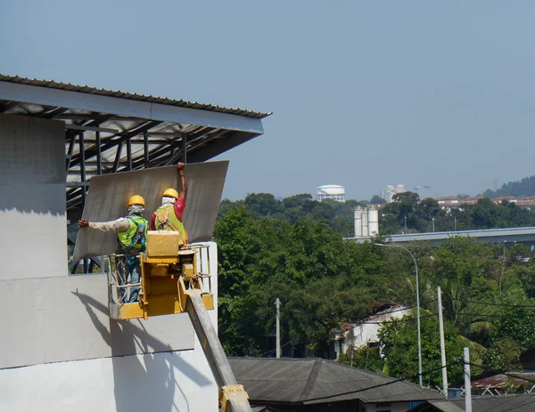 Kuala Lumpur Malaysia June 2017 Construction Workers Standing Mobile Crane — Stock Photo, Image