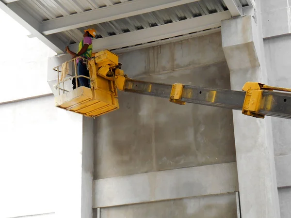 Kuala Lumpur Malaysia June 2017 Construction Workers Standing Mobile Crane — стоковое фото