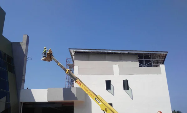 Kuala Lumpur Malasia Junio 2017 Trabajadores Construcción Pie Cubo Grúa — Foto de Stock