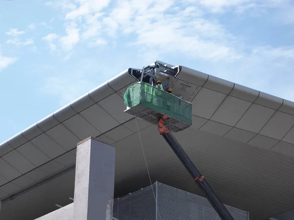 Kuala Lumpur Malaysia June 2017 Construction Workers Standing Mobile Crane — стоковое фото