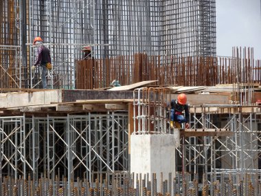 Kuala Lumpur, Malezya-10 Ağustos 2017: inşaat işçileri yükseklikte inşaat alanında çalışıyor. Onlar kötü olur etmelerini önlemek için uygun güvenlik dişli giymek için rica olunur. 