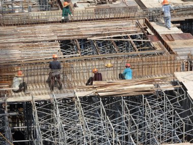 Kuala Lumpur, Malezya-10 Ağustos 2017: inşaat işçileri yükseklikte inşaat alanında çalışıyor. Onlar kötü olur etmelerini önlemek için uygun güvenlik dişli giymek için rica olunur. 