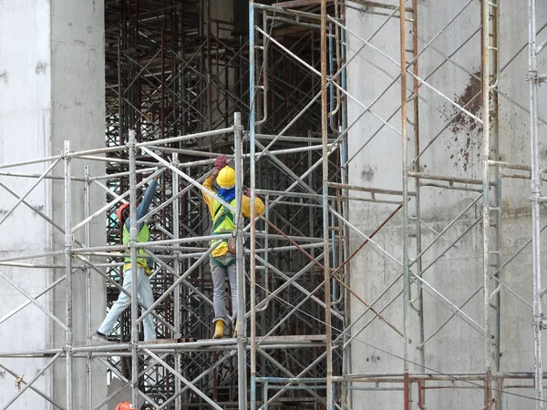 Kuala Lumpur Malezya Ağustos 2017 Inşaat Işçileri Yükseklikte Inşaat Alanında — Stok fotoğraf