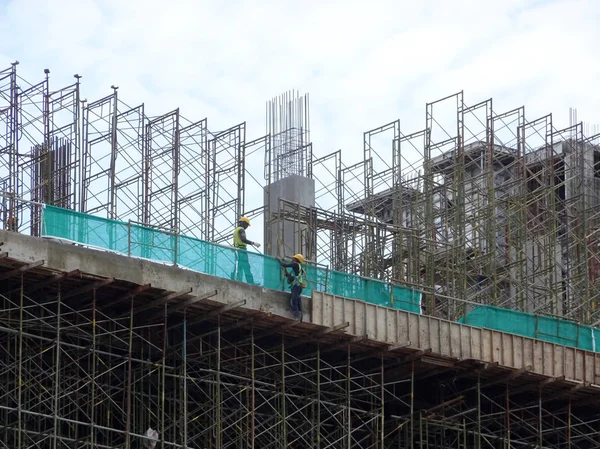 Kuala Lumpur Malaysia August 2017 Bauarbeiter Arbeiten Luftiger Höhe Auf — Stockfoto