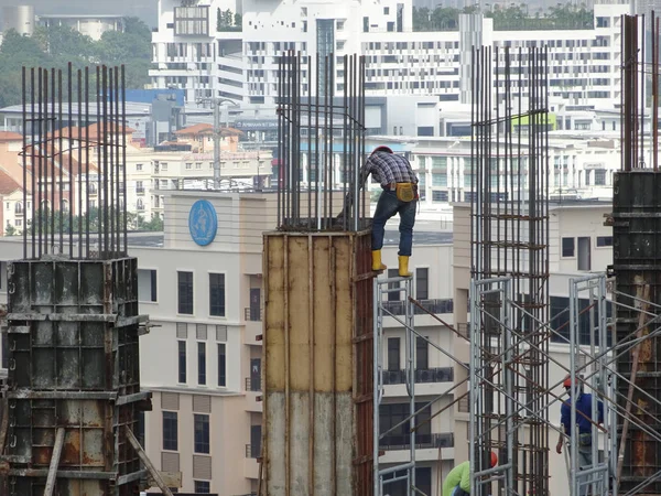 Kuala Lumpur Malezya Ağustos 2017 Inşaat Işçileri Yükseklikte Inşaat Alanında — Stok fotoğraf