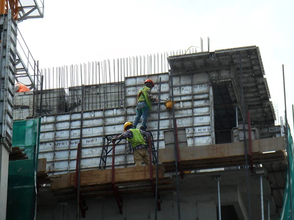 Kuala Lumpur Malaysia August 2017 Bauarbeiter Arbeiten Luftiger Höhe Auf — Stockfoto