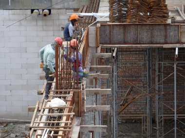 Kuala Lumpur, Malezya-10 Ağustos 2017: inşaat işçileri yükseklikte inşaat alanında çalışıyor. Onlar kötü olur etmelerini önlemek için uygun güvenlik dişli giymek için rica olunur. 