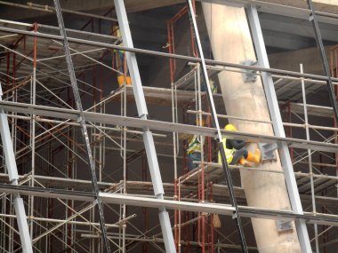 Kuala Lumpur, Malezya-10 Ağustos 2017: inşaat işçileri yükseklikte inşaat alanında çalışıyor. Onlar kötü olur etmelerini önlemek için uygun güvenlik dişli giymek için rica olunur. 