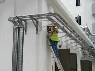 Kuala Lumpur, Malezya-10 Ağustos 2017: inşaat işçileri yükseklikte inşaat alanında çalışıyor. Onlar kötü olur etmelerini önlemek için uygun güvenlik dişli giymek için rica olunur. 