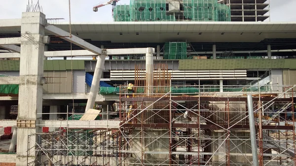 クアラルンプール マレーシア 2017 建設現場での高さで働く建設労働者 彼らはそれらに起こる不良を防ぐために適切な安全装置を着用をお願い — ストック写真