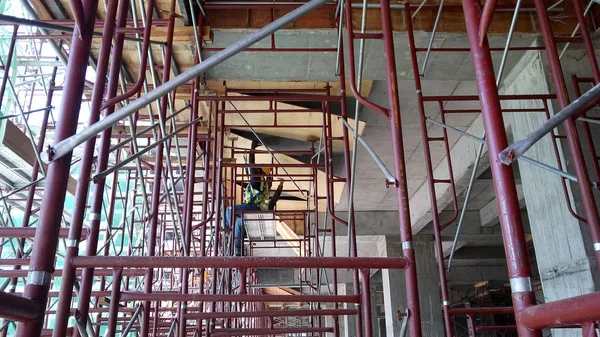 吉隆坡 马来西亚 2017年8月10日 建筑工人在施工现场的高度工作 他们被要求穿戴适当的安全用具防止坏发生对他们 — 图库照片