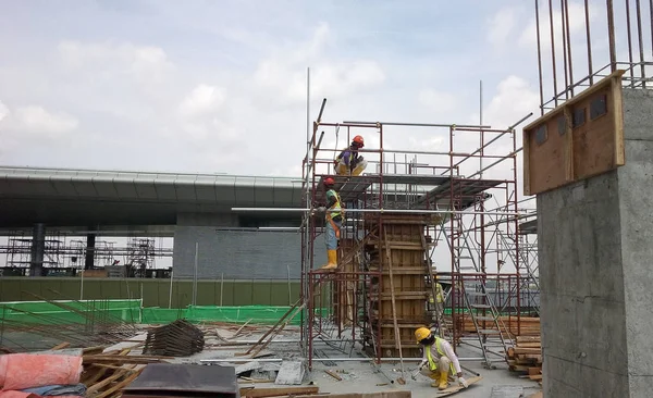 Kuala Lumpur Malaysia Agosto 2017 Lavoratori Edili Che Lavorano Altezza — Foto Stock