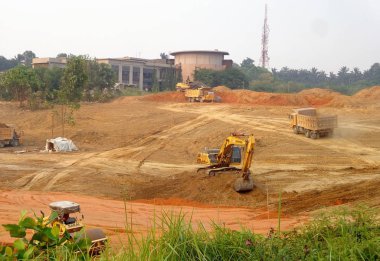 Kuala Lumpur, Malezya-07 Temmuz 2017: ağır makine Hafriyat inşaat sahasında yapıyor. Works gerekli düzeyi almak bina inşaat başlamadan önce yürütülen. 