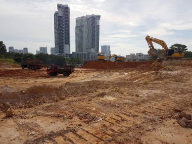 Kuala Lumpur, Malezya-07 Temmuz 2017: ağır makine Hafriyat inşaat sahasında yapıyor. Works gerekli düzeyi almak bina inşaat başlamadan önce yürütülen. 