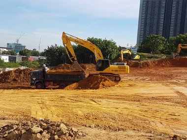 Kuala Lumpur, Malezya-07 Temmuz 2017: ağır makine Hafriyat inşaat sahasında yapıyor. Works gerekli düzeyi almak bina inşaat başlamadan önce yürütülen. 