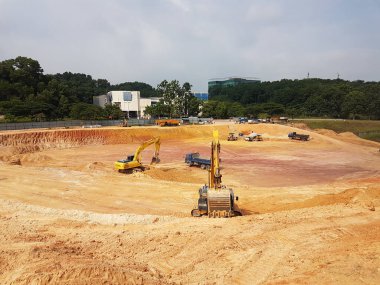 Kuala Lumpur, Malezya-07 Temmuz 2017: ağır makine Hafriyat inşaat sahasında yapıyor. Works gerekli düzeyi almak bina inşaat başlamadan önce yürütülen. 