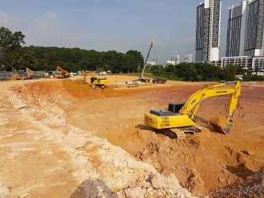 Kuala Lumpur, Malezya-07 Temmuz 2017: ağır makine Hafriyat inşaat sahasında yapıyor. Works gerekli düzeyi almak bina inşaat başlamadan önce yürütülen. 