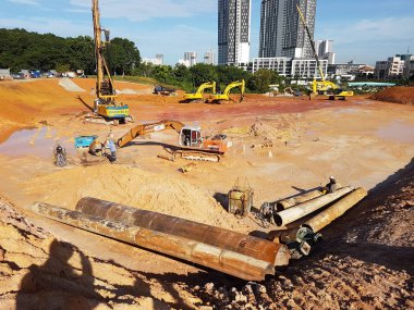 Kuala Lumpur, Malezya-07 Temmuz 2017: ağır makine Hafriyat inşaat sahasında yapıyor. Works gerekli düzeyi almak bina inşaat başlamadan önce yürütülen. 