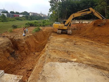Kuala Lumpur, Malezya-07 Temmuz 2017: ağır makine Hafriyat inşaat sahasında yapıyor. Works gerekli düzeyi almak bina inşaat başlamadan önce yürütülen. 