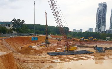 Kuala Lumpur, Malezya-07 Temmuz 2017: ağır makine Hafriyat inşaat sahasında yapıyor. Works gerekli düzeyi almak bina inşaat başlamadan önce yürütülen. 