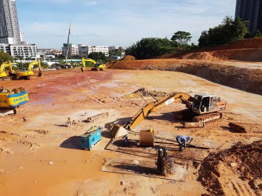 Kuala Lumpur, Malezya-07 Temmuz 2017: ağır makine Hafriyat inşaat sahasında yapıyor. Works gerekli düzeyi almak bina inşaat başlamadan önce yürütülen. 