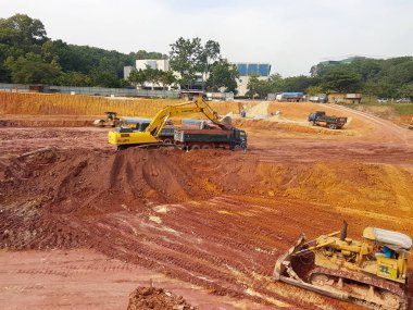 Kuala Lumpur, Malezya-07 Temmuz 2017: ağır makine Hafriyat inşaat sahasında yapıyor. Works gerekli düzeyi almak bina inşaat başlamadan önce yürütülen. 