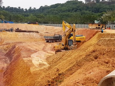 Kuala Lumpur, Malezya-07 Temmuz 2017: ağır makine Hafriyat inşaat sahasında yapıyor. Works gerekli düzeyi almak bina inşaat başlamadan önce yürütülen. 