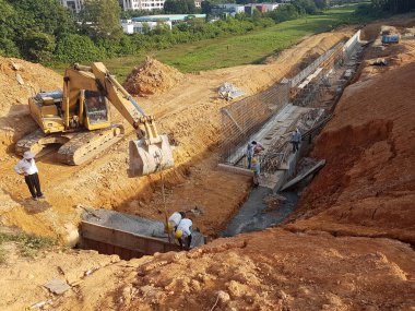 Kuala Lumpur, Malezya-07 Temmuz 2017: ağır makine Hafriyat inşaat sahasında yapıyor. Works gerekli düzeyi almak bina inşaat başlamadan önce yürütülen. 