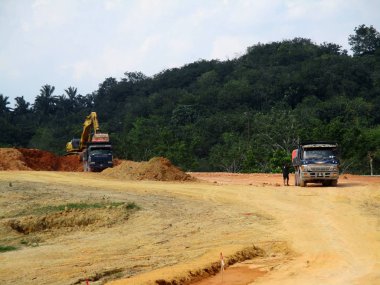 Kuala Lumpur, Malezya-07 Temmuz 2017: ağır makine Hafriyat inşaat sahasında yapıyor. Works gerekli düzeyi almak bina inşaat başlamadan önce yürütülen. 