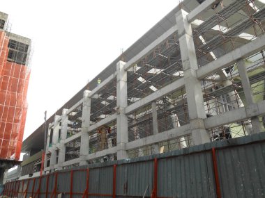 Kuala Lumpur, Malezya-2 Haziran 2018: bina yapısı inşaat sahasında bir parçası olarak takviye beton sütun. Sütun inşaat sonraki aşama için hazır üzerinde takviye çubuğu.