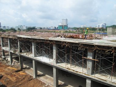 Kuala Lumpur, Malezya-2 Haziran 2018: bina yapısı inşaat sahasında bir parçası olarak takviye beton sütun. Sütun inşaat sonraki aşama için hazır üzerinde takviye çubuğu.