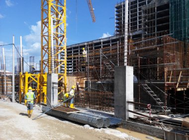 Kuala Lumpur, Malezya-2 Haziran 2018: bina yapısı inşaat sahasında bir parçası olarak takviye beton sütun. Sütun inşaat sonraki aşama için hazır üzerinde takviye çubuğu.
