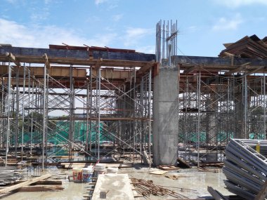 Kuala Lumpur, Malezya-2 Haziran 2018: bina yapısı inşaat sahasında bir parçası olarak takviye beton sütun. Sütun inşaat sonraki aşama için hazır üzerinde takviye çubuğu.