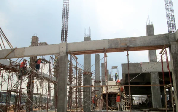 クアラルンプール マレーシア 2018 鉄筋コンクリート柱建設現場での建物の構造の一部として 建設の次の段階の準備ができて列上に補強バー — ストック写真