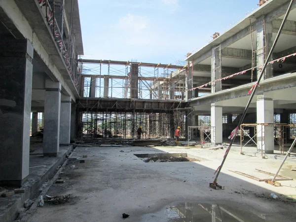 吉隆坡 马来西亚 2018年6月2日 钢筋混凝土柱作为建筑施工现场结构的一部分 立柱顶部钢筋柱准备下一阶段施工 — 图库照片