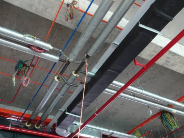 Kuala Lumpur, Malezya - 16 Eylül 2017: Hava durumu kanalı ve diğer hizmetleri tavan seviyesinden koordine ve şantiyede inşaat işçileri tarafından yüklü 