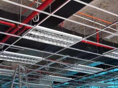 Kuala Lumpur, Malezya - 16 Eylül 2017: Hava durumu kanalı ve diğer hizmetleri tavan seviyesinden koordine ve şantiyede inşaat işçileri tarafından yüklü 