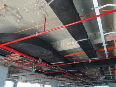 Kuala Lumpur, Malezya - 16 Eylül 2017: Hava durumu kanalı ve diğer hizmetleri tavan seviyesinden koordine ve şantiyede inşaat işçileri tarafından yüklü 