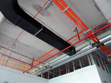 Kuala Lumpur, Malezya - 16 Eylül 2017: Hava durumu kanalı ve diğer hizmetleri tavan seviyesinden koordine ve şantiyede inşaat işçileri tarafından yüklü 