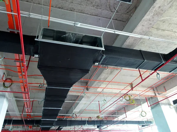 クアラルンプール マレーシア 2017 空気条件ダクトと天井のレベル上の他のサービス調整や工事現場の建設労働者によってインストール — ストック写真