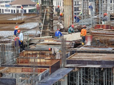 Kuala Lumpur, Malezya-22 Ağustos 2016: grup inşaat alanında çalışan inşaat işçileri. İlerleme yerinde bina yapısı. Uygun güvenlik dişli giyiyor. 