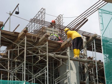 Kuala Lumpur, Malezya-22 Ağustos 2016: grup inşaat alanında çalışan inşaat işçileri. İlerleme yerinde bina yapısı. Uygun güvenlik dişli giyiyor. 