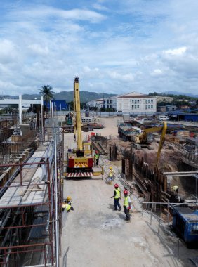 Kuala Lumpur, Malezya-22 Ağustos 2016: grup inşaat alanında çalışan inşaat işçileri. İlerleme yerinde bina yapısı. Uygun güvenlik dişli giyiyor. 