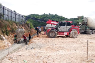 Kuala Lumpur, Malezya-22 Ağustos 2016: grup inşaat alanında çalışan inşaat işçileri. İlerleme yerinde bina yapısı. Uygun güvenlik dişli giyiyor. 