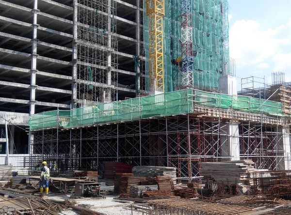クアラルンプール マレーシア 2016 建設現場で働く建設労働者のグループ サイトで進捗状況を建物構造 適切な安全ギヤを身に着けています — ストック写真