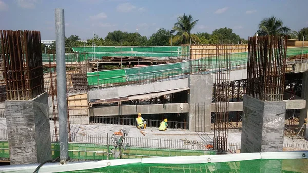 クアラルンプール マレーシア 2016 建設現場で働く建設労働者のグループ サイトで進捗状況を建物構造 適切な安全ギヤを身に着けています — ストック写真