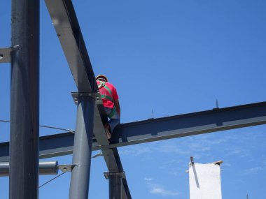 Kuala Lumpur, Malezya-17 Temmuz 2018: inşaat işçileri metal çatı makasları inşaat sahasında yükleme. Metal Çatı makas metal çatı tam yükleme işleminden sonra almak olacaktır. 