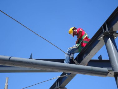 Kuala Lumpur, Malezya-17 Temmuz 2018: inşaat işçileri metal çatı makasları inşaat sahasında yükleme. Metal Çatı makas metal çatı tam yükleme işleminden sonra almak olacaktır. 