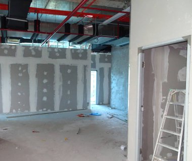 Kuala Lumpur, Malezya-29 Mart 2018: Drywall yükleme yapım aşamasında şantiyede inşaat işçileri tarafından. Bölüm için bir iç duvar yapmanın en kolay ve en ucuz yolu olduğunu. 